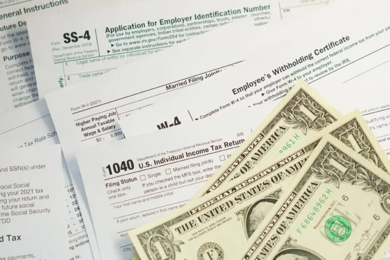 Formulario de declaración de impuestos 1040 sobre un escritorio, representando una deuda con el IRS que en ciertos casos puede eliminarse mediante bancarrota en Florida